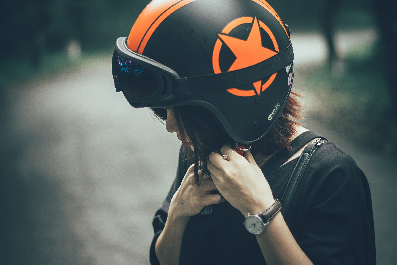 Impact of wearing a helmet on head injury risk Main Image