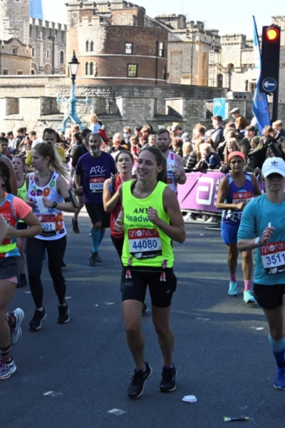 Amy Streather runs past the iconic Tower of London in the London Marathon 2021